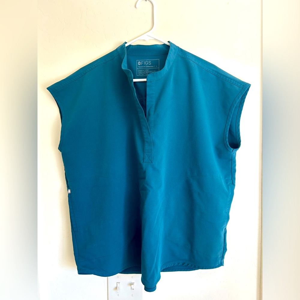 FIGS Rafaela oversized scrub top - Caribbean Blue!